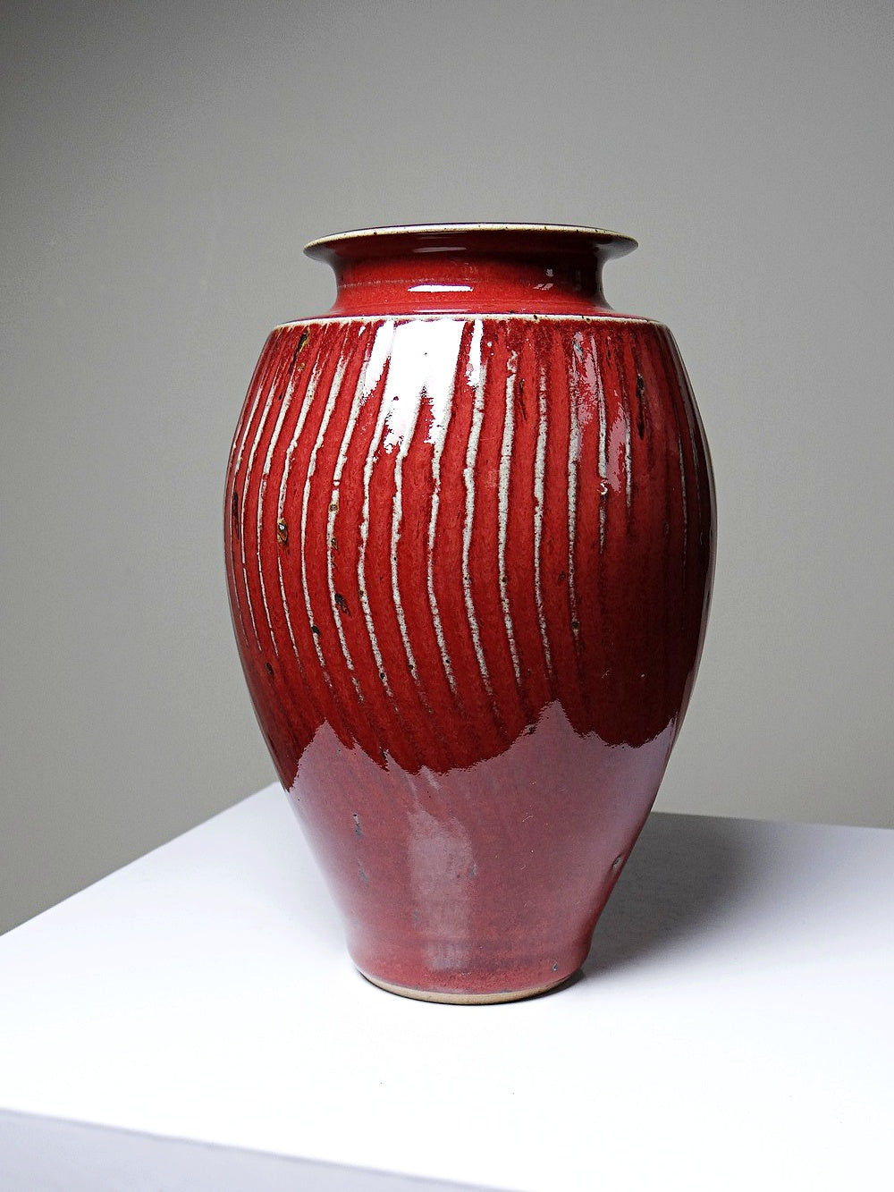 Vintage Vase Sang-de-bœuf Steinzeug, Rippen, Rot, Grau, Celadon
