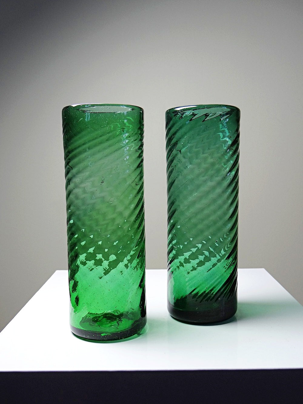 Vintage Glas Set von 2 grün gedrehtes mexikanisches mundgeblasenes Glas, groß