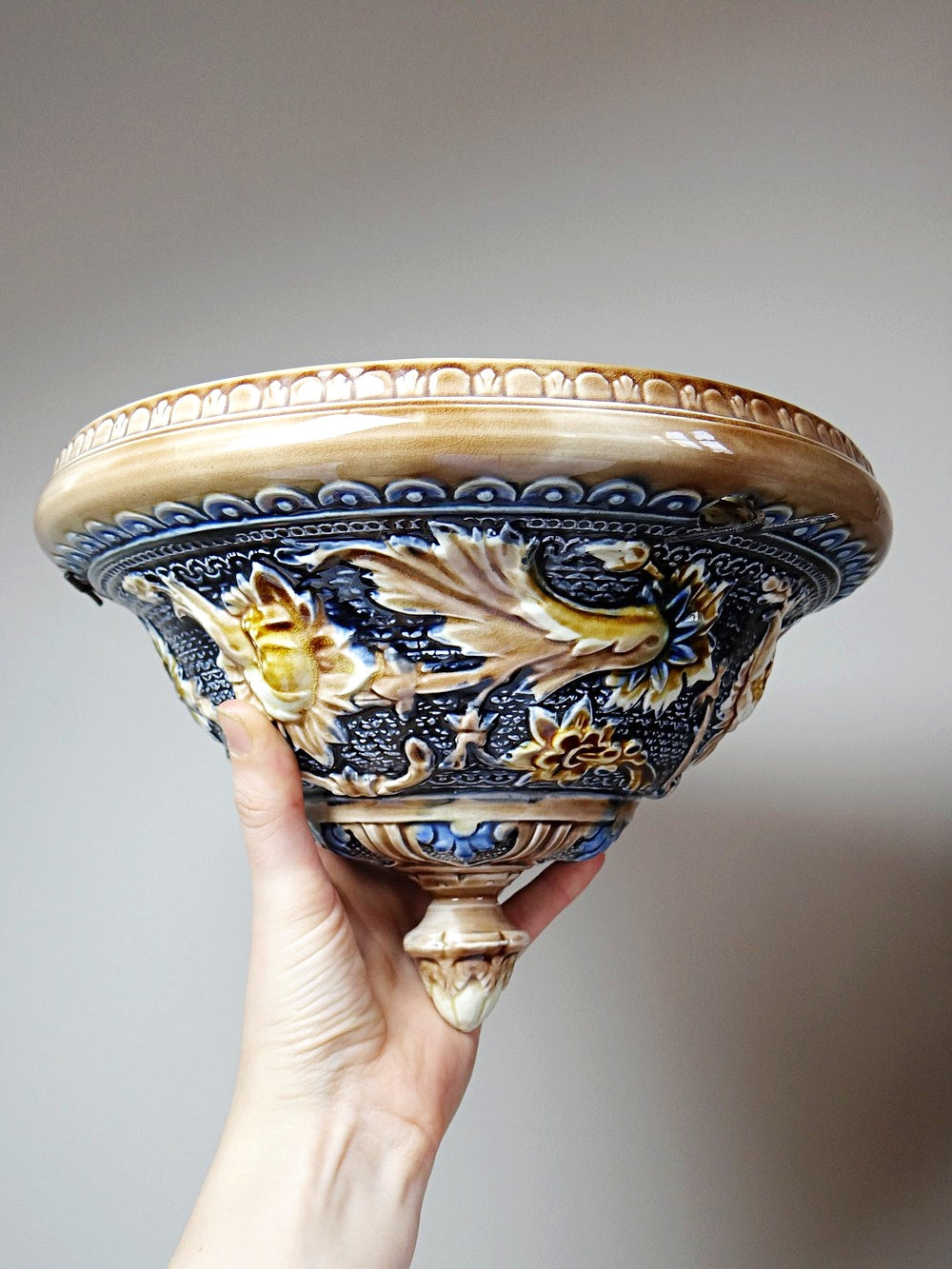 Vintage Hängepflanzer Art Nouveau barbotine beige von Unbekanntes für Unbekanntes J Marke