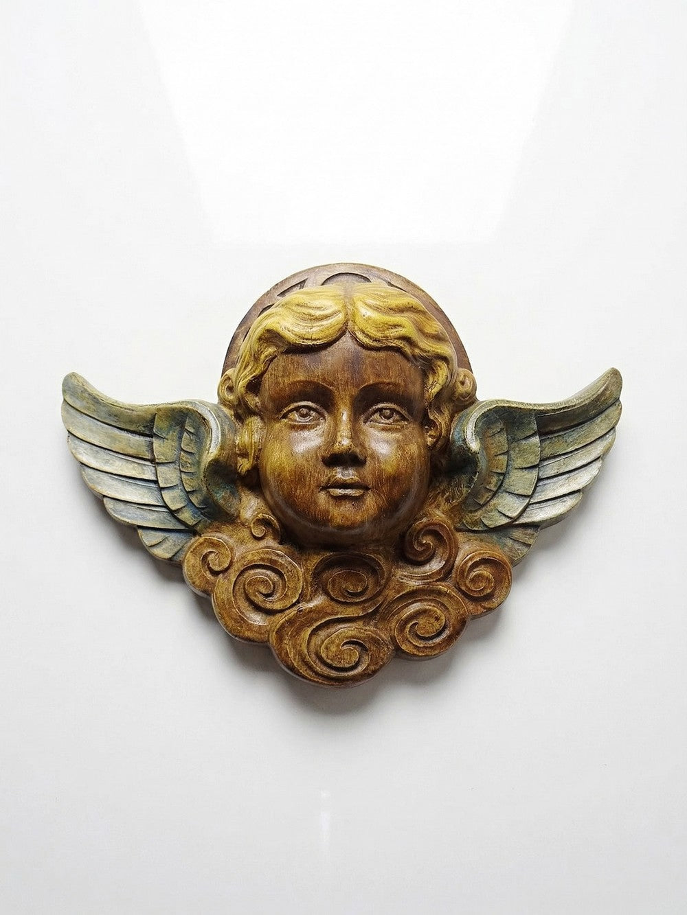 Vintage Wanddekoration Cherubinkopf aus bemaltem Gips, braun-goldene Patina, Holzoptik