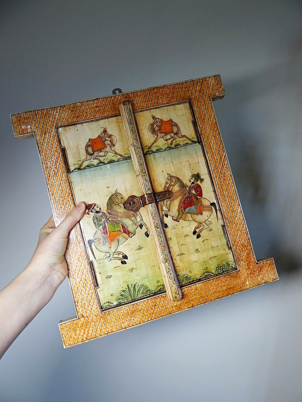 Vintage Spiegel Fenster Rajasthan handbemalter Knochen mit Reiterdekor, antik frühes 20. Jh.