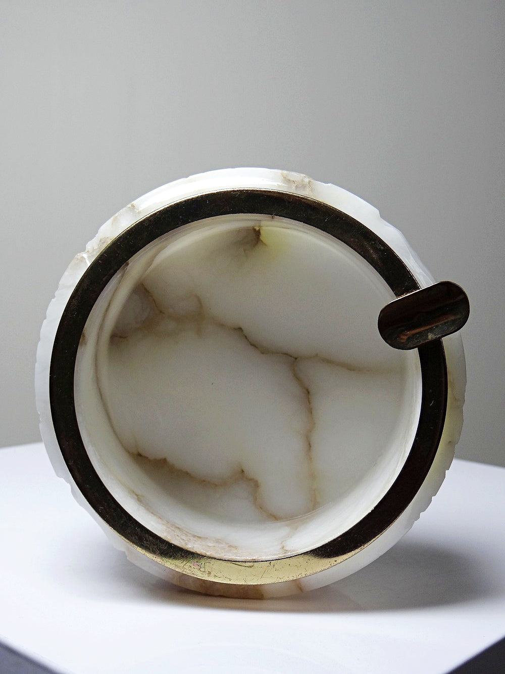 Vintage Aschenbecher Hollywood Regency Mid Century aus Alabaster und Metall