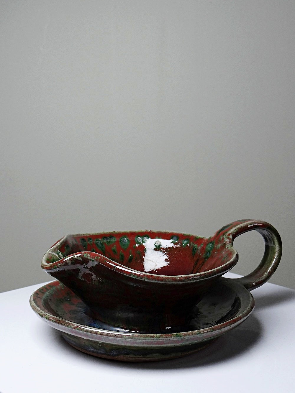 Vintage Sauciere Fontgombault rot grün von Fontgombault für Fontgombault glasierte Keramik