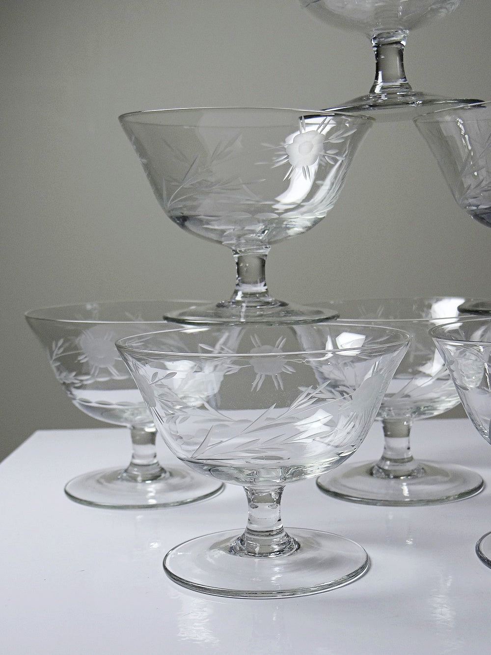 Set von 8 Vintage Champagnerschalen, radgraviertes Glas mit floralem Dekor, Böhmen