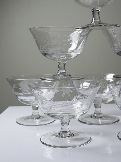 Set von 8 Vintage Champagnerschalen, radgraviertes Glas mit floralem Dekor, Böhmen