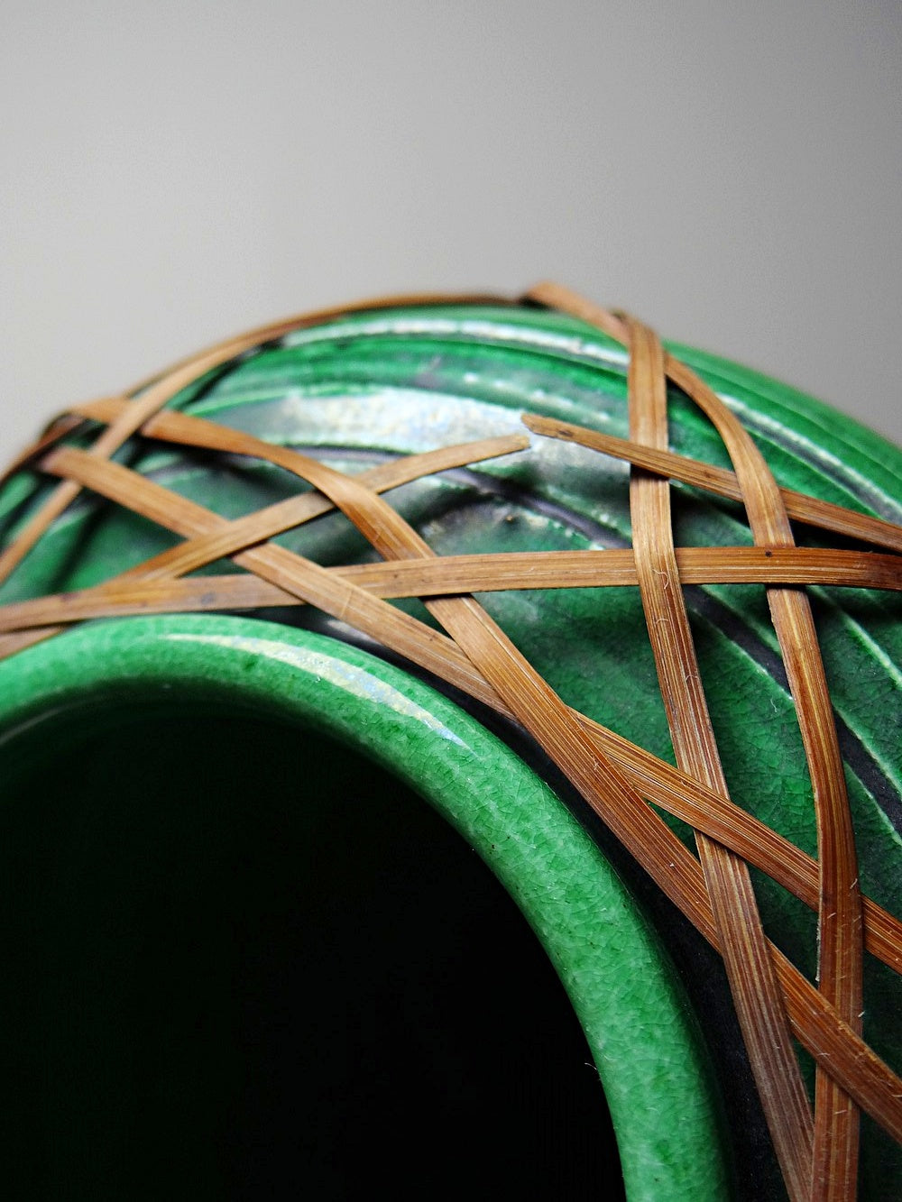 Vintage Vase Awaji-yaki mit Bambusflechtung Japan 1900-1930