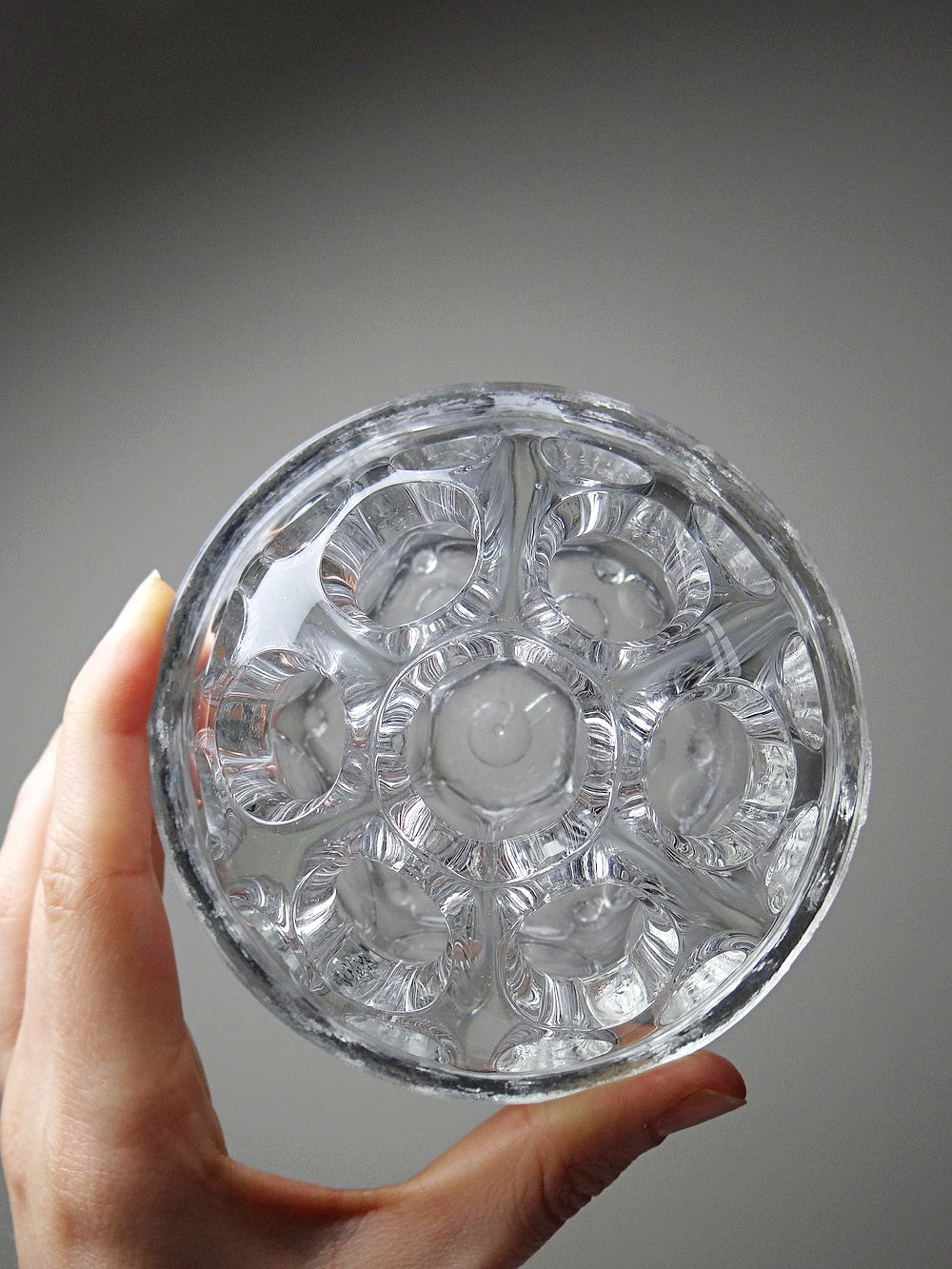 Vintage Blumenigel Globe aus Pressglas Reims 19 Löcher Made in France Dato