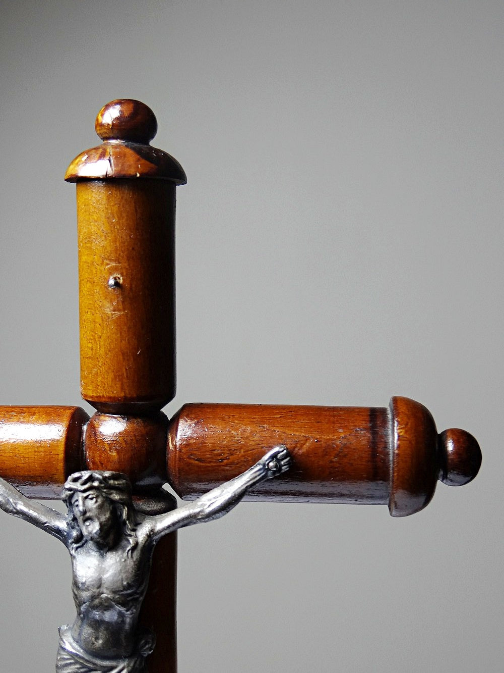 Vintage Altarkruzifix aus gedrechseltem Holz mit versilberter Christusfigur