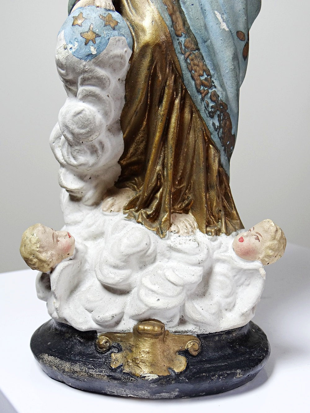 Vintage Religiöse Statue "Notre-Dame des Victoires" aus polychromem Gips
