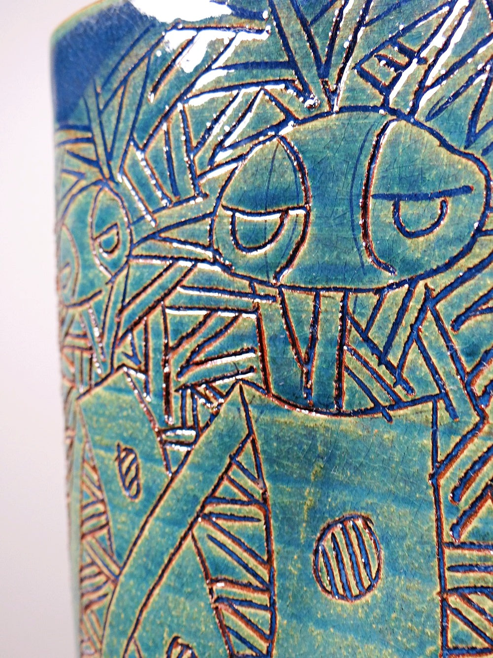 Vintage Vase von Eseka für Eseka Pottery blaugrün mit tribal graviertem Dekor