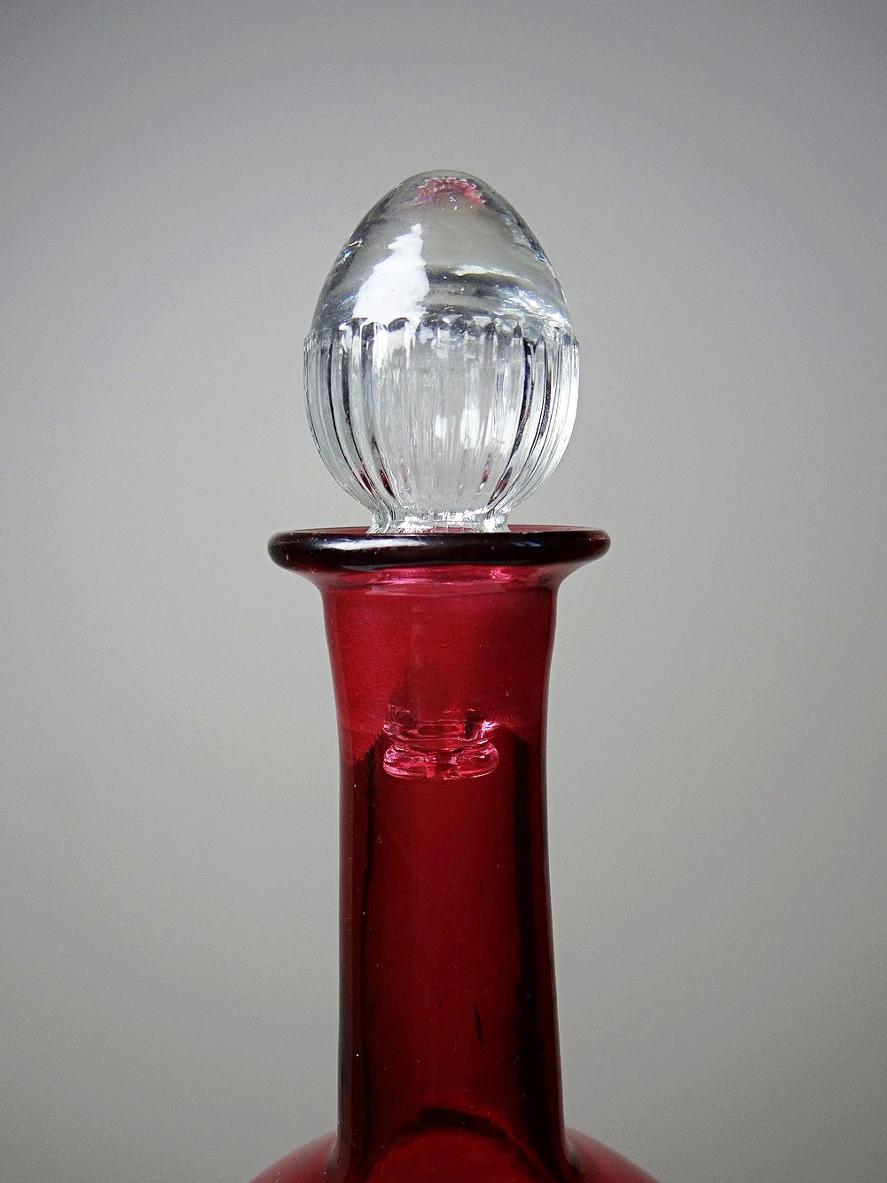 Vintage Karaffe aus Rubinglas, graviert, 19.-20. Jh.