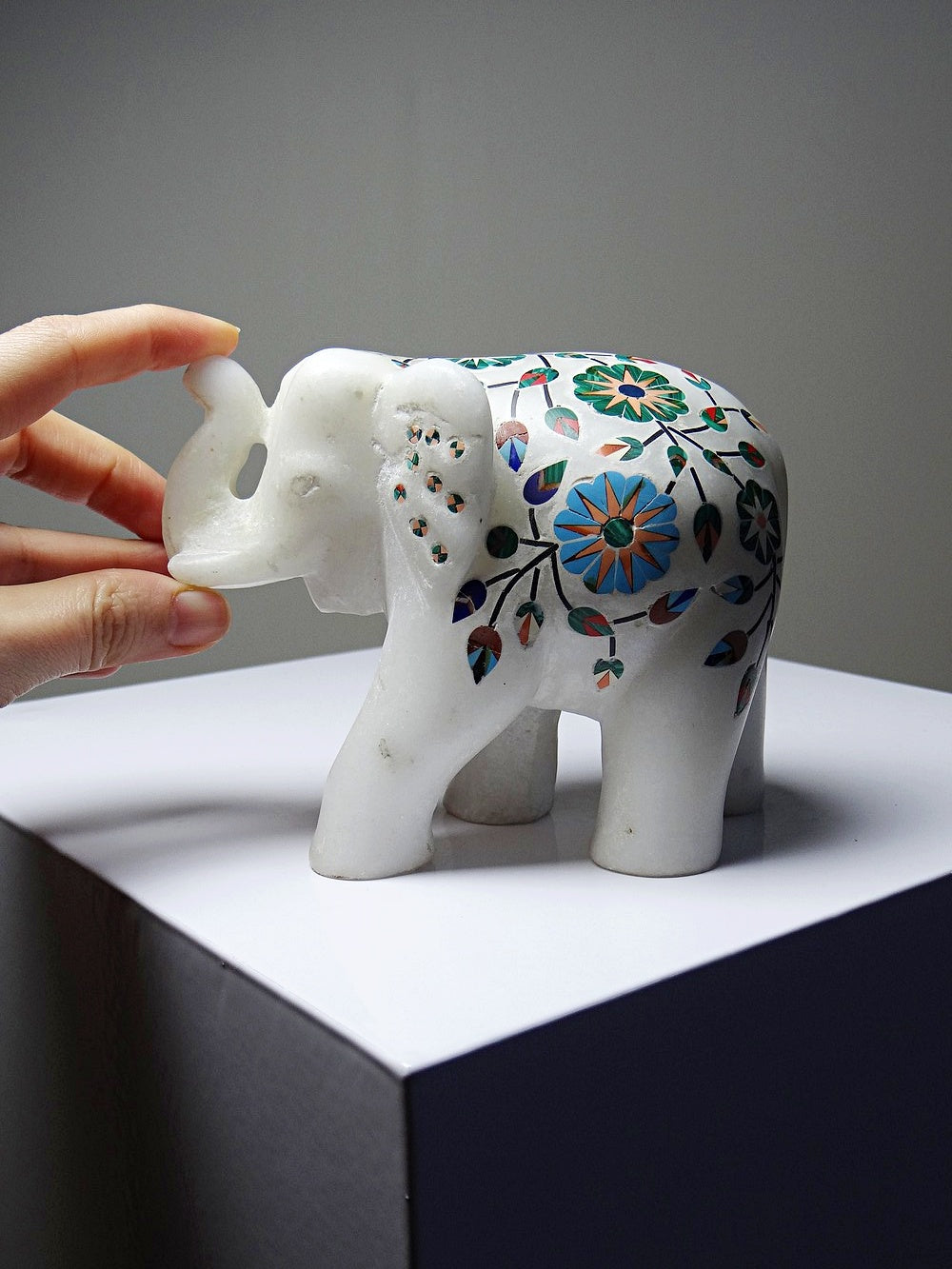 Vintage Deko Elefant aus Alabaster mit Steineinlagen, indisches Kunsthandwerk, Weiß