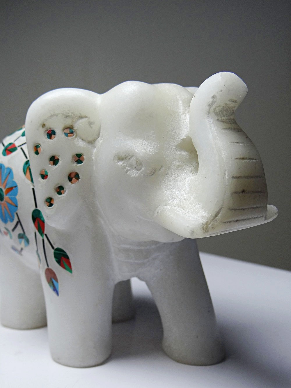 Vintage Deko Elefant aus Alabaster mit Steineinlagen, indisches Kunsthandwerk, Weiß