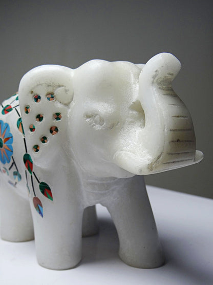Vintage Deko Elefant aus Alabaster mit Steineinlagen, indisches Kunsthandwerk, Weiß