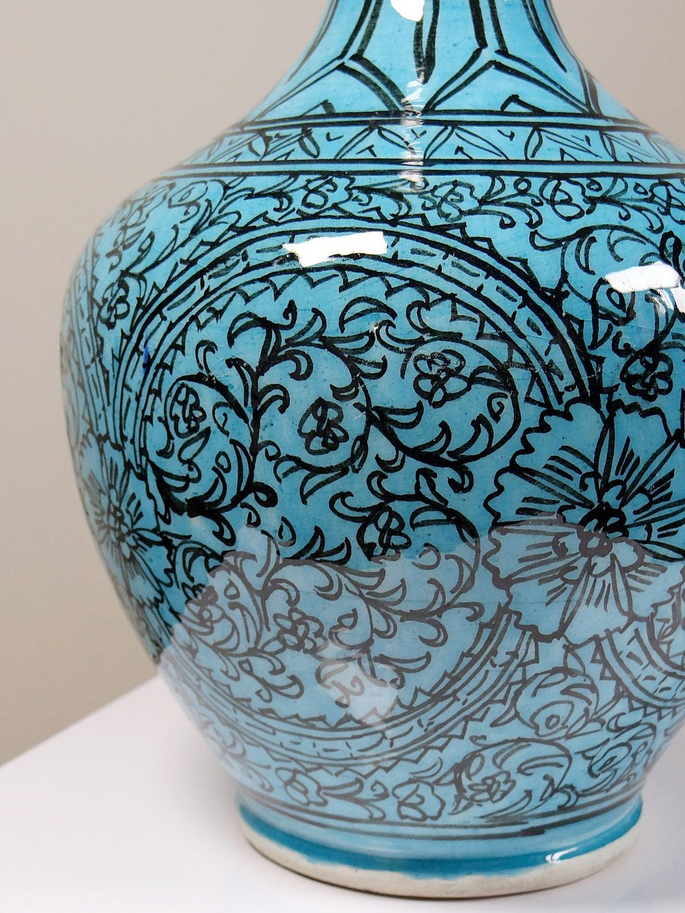 Vintage Vase Iznik Türkis von persisch Schwarzdekor Glasurkeramik