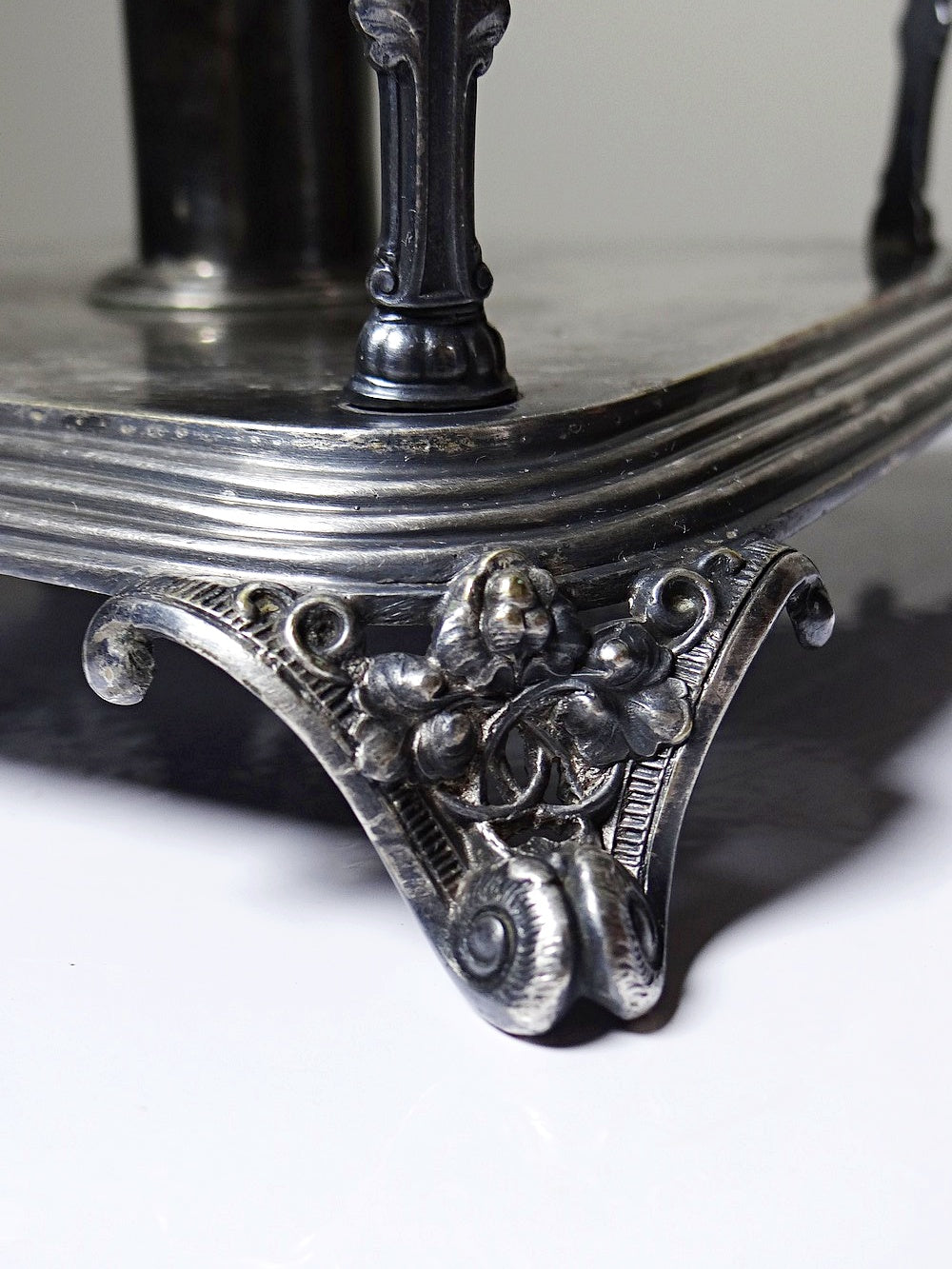 Vintage Metall Präsentoir von Thouret für Thouret Silber