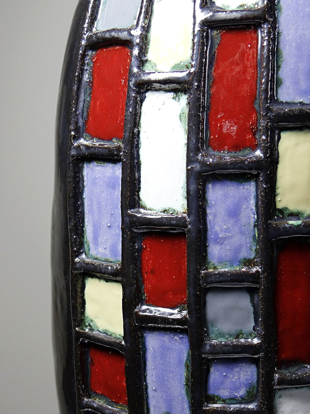 Vintage modernistische Vase aus schwarz glasierter Kunstkeramik