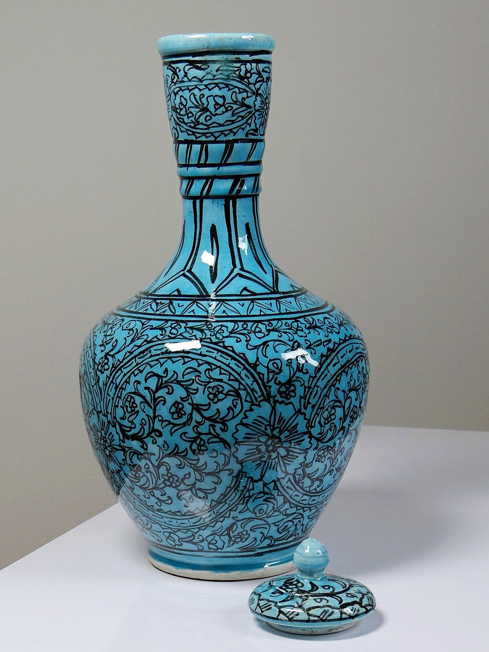 Vintage Vase Iznik Türkis von persisch Schwarzdekor Glasurkeramik