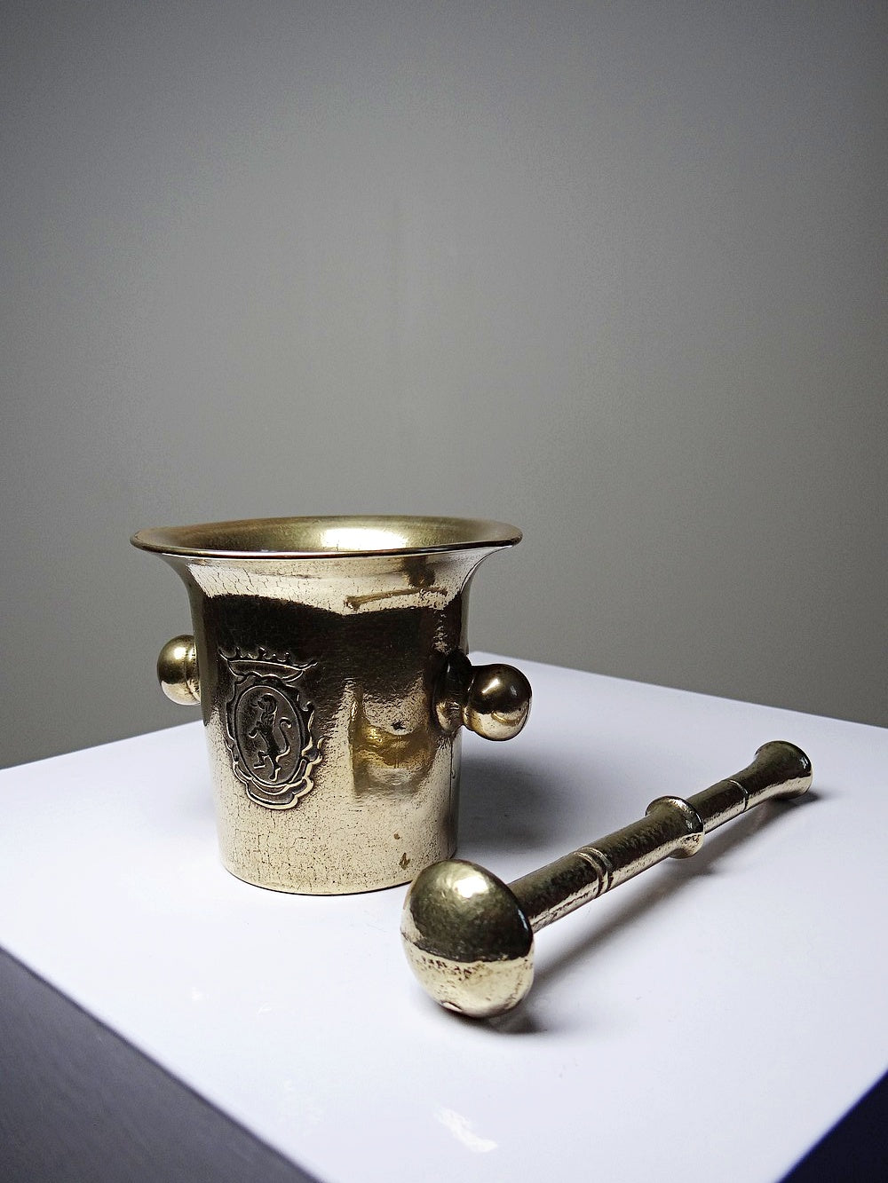 Vintage Apotheker Mörser mit Stößel vergoldete Bronze heraldischer Löwe