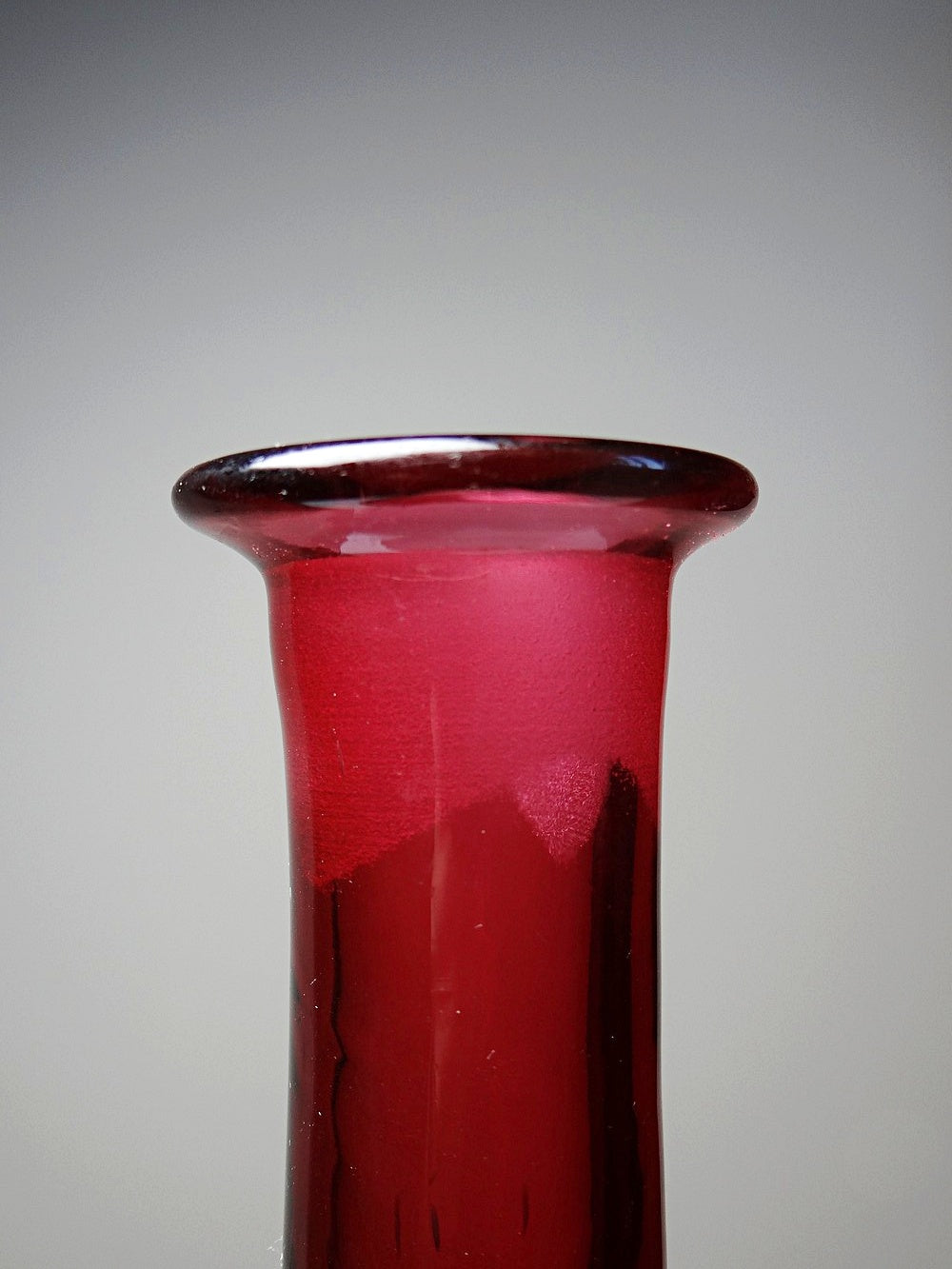 Vintage Karaffe aus Rubinglas, graviert, 19.-20. Jh.
