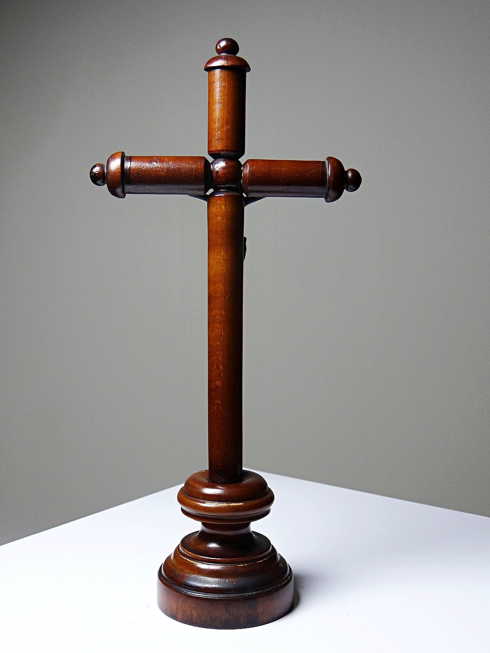 Vintage Altarkruzifix aus gedrechseltem Holz mit versilberter Christusfigur