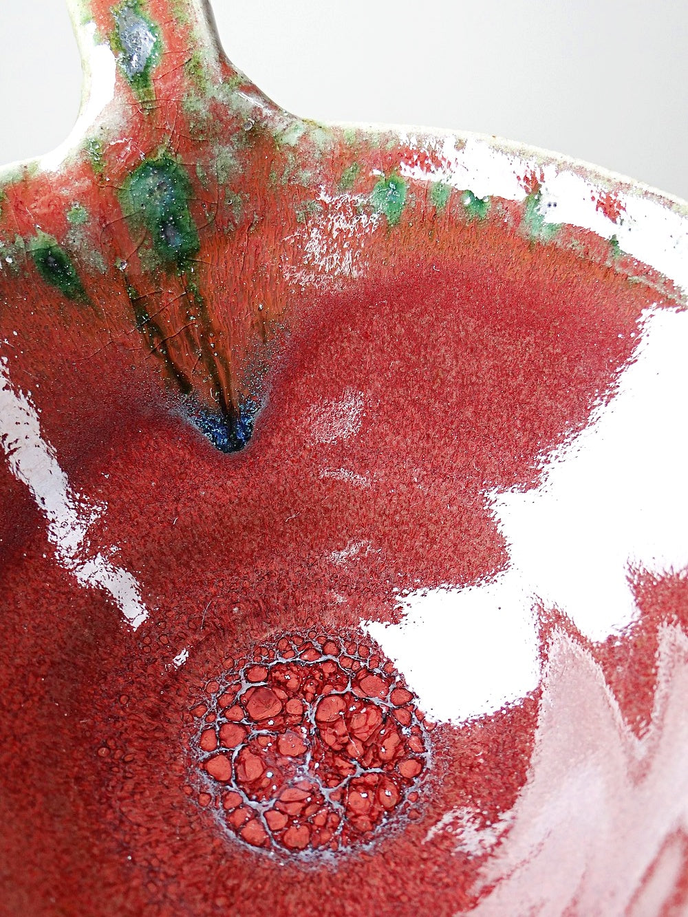 Vintage Sauciere Fontgombault rot grün von Fontgombault für Fontgombault glasierte Keramik