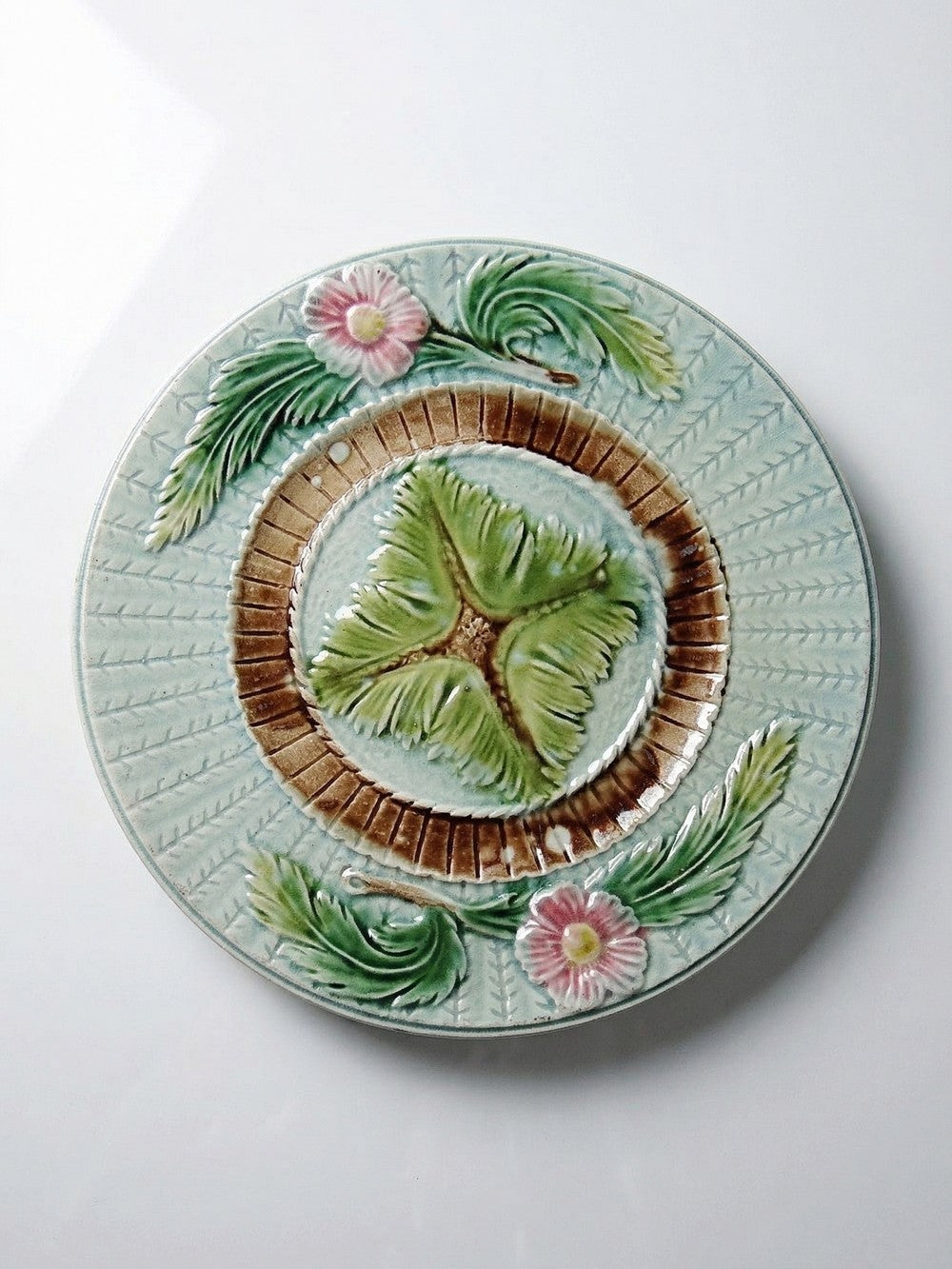 Vintage Dessertteller Majolika polychrom mit Pflanzendekor, frühes 20. Jh.
