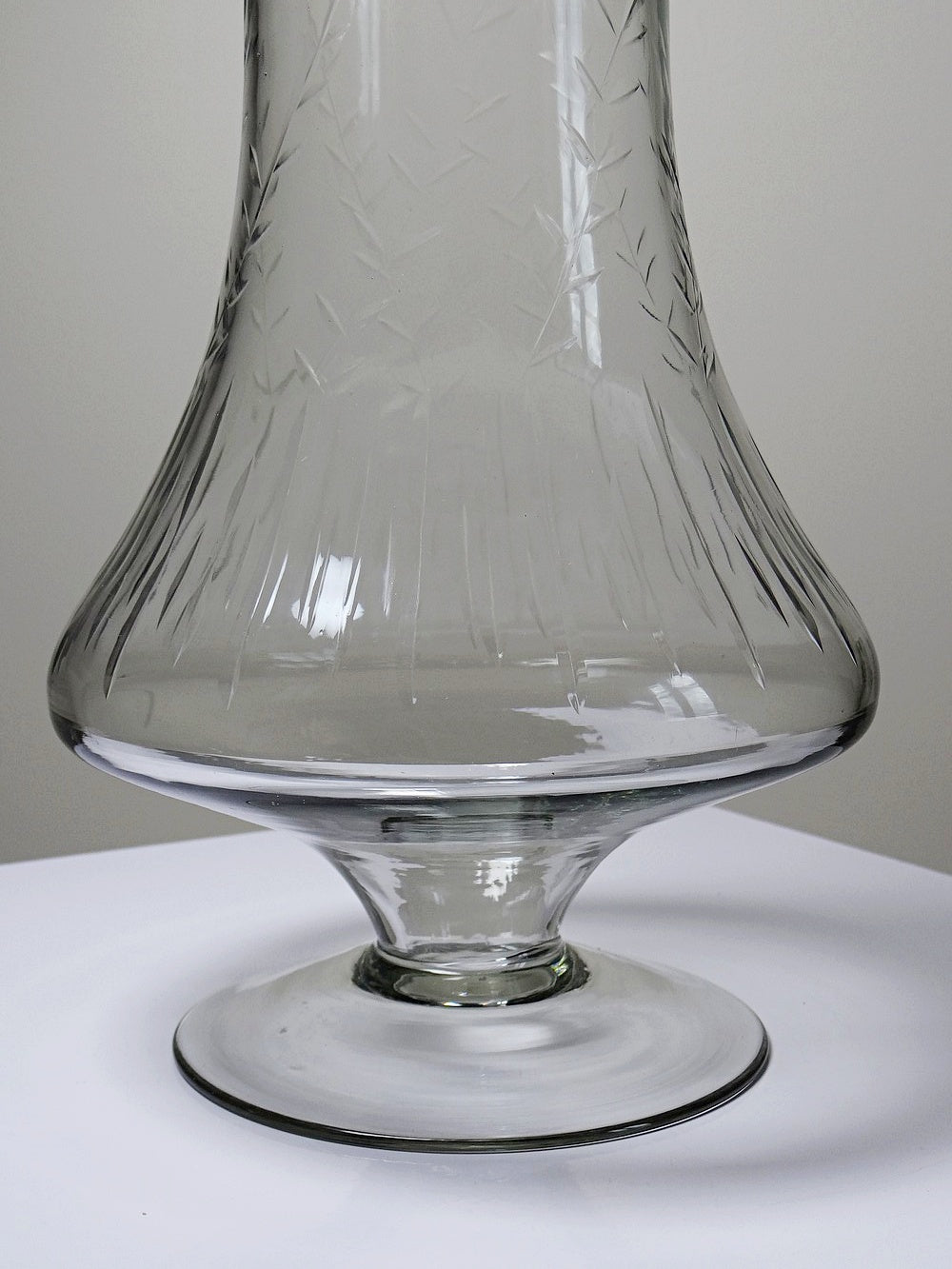 Vintage Vase graviertes mundgeblasenes Glas durchsichtig, sehr groß, antiker Stil