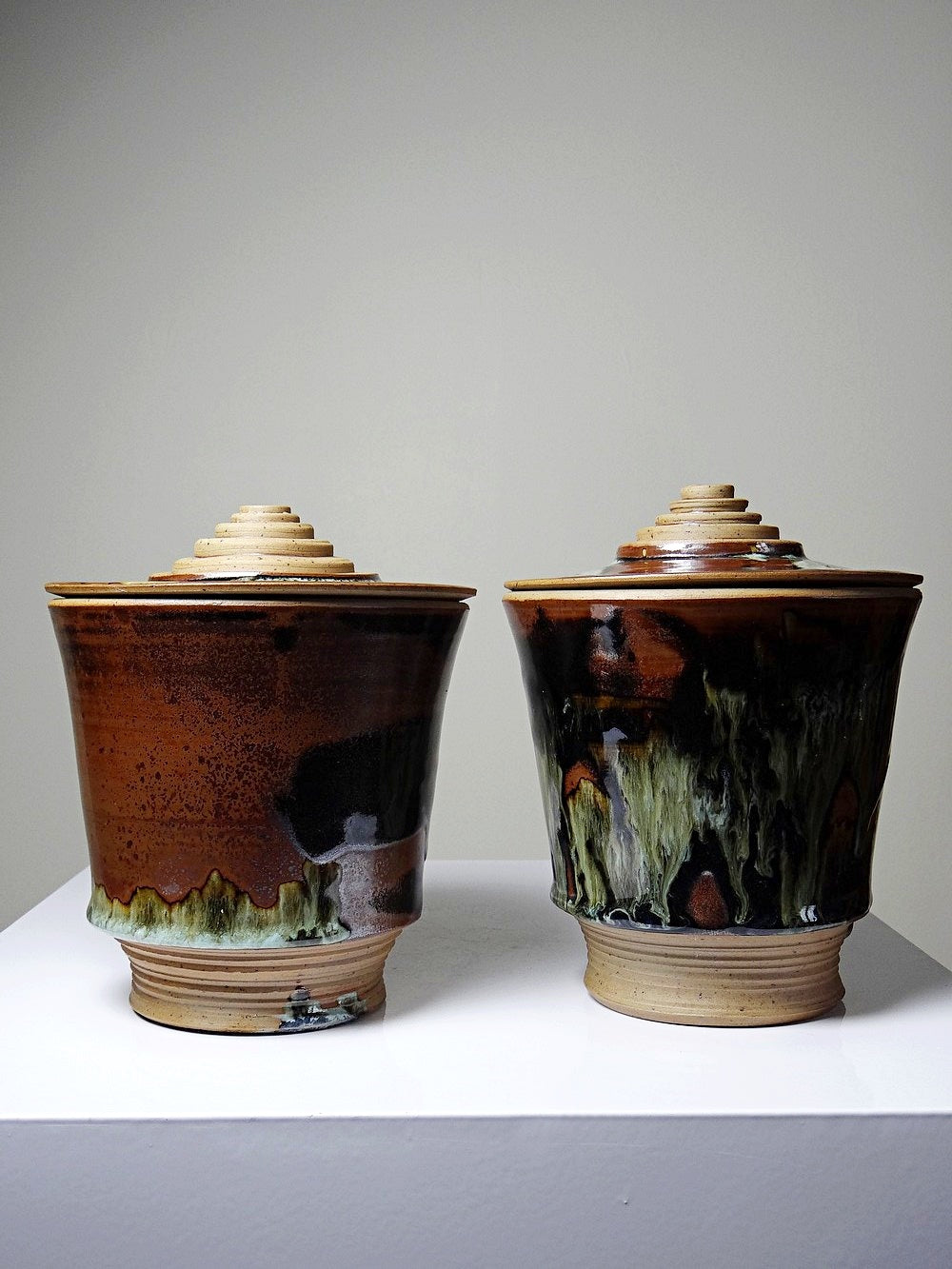 Vintage Servieraccessoire Set von 2 Steinguttopf von Studio Poterie braun-grün-schwarz-kupferfarben