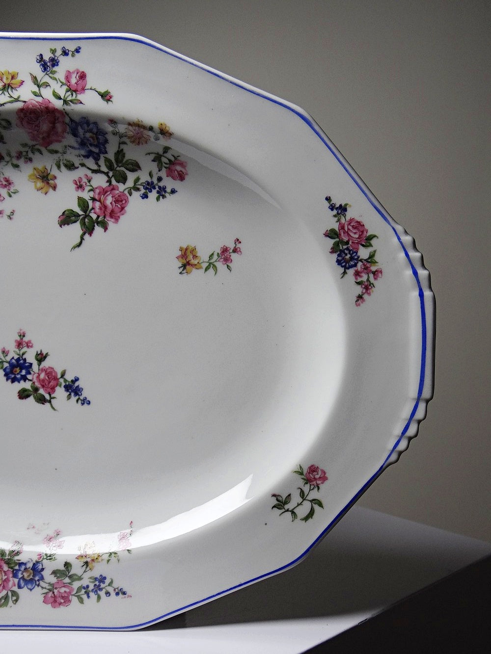Vintage Servierplatte von Bernardaud für B und C° mehrfarbiges Blumendekor Porzellan