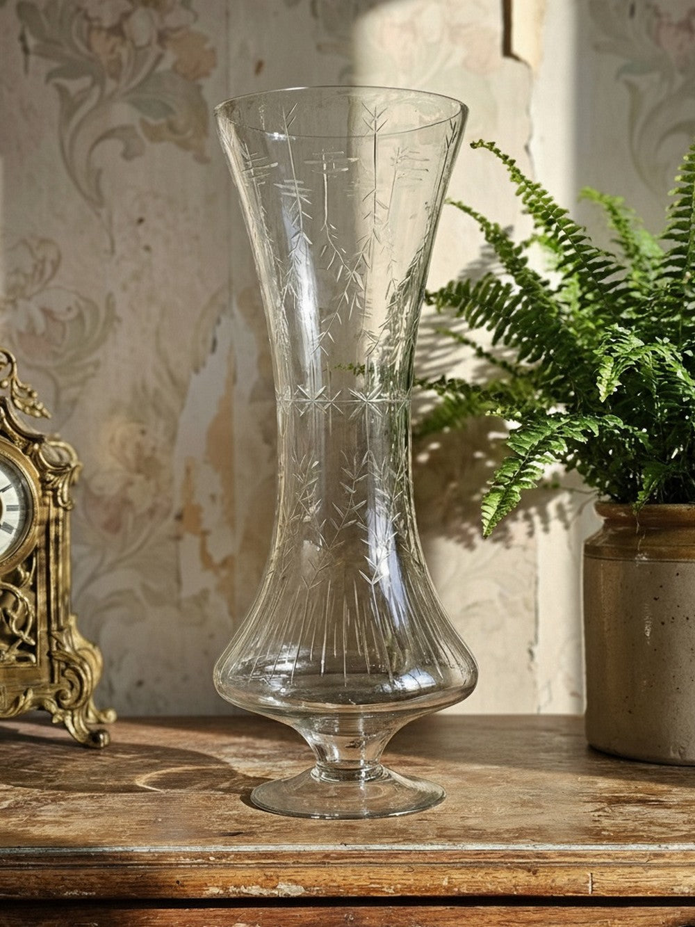 Vintage Vase graviertes mundgeblasenes Glas durchsichtig, sehr groß, antiker Stil