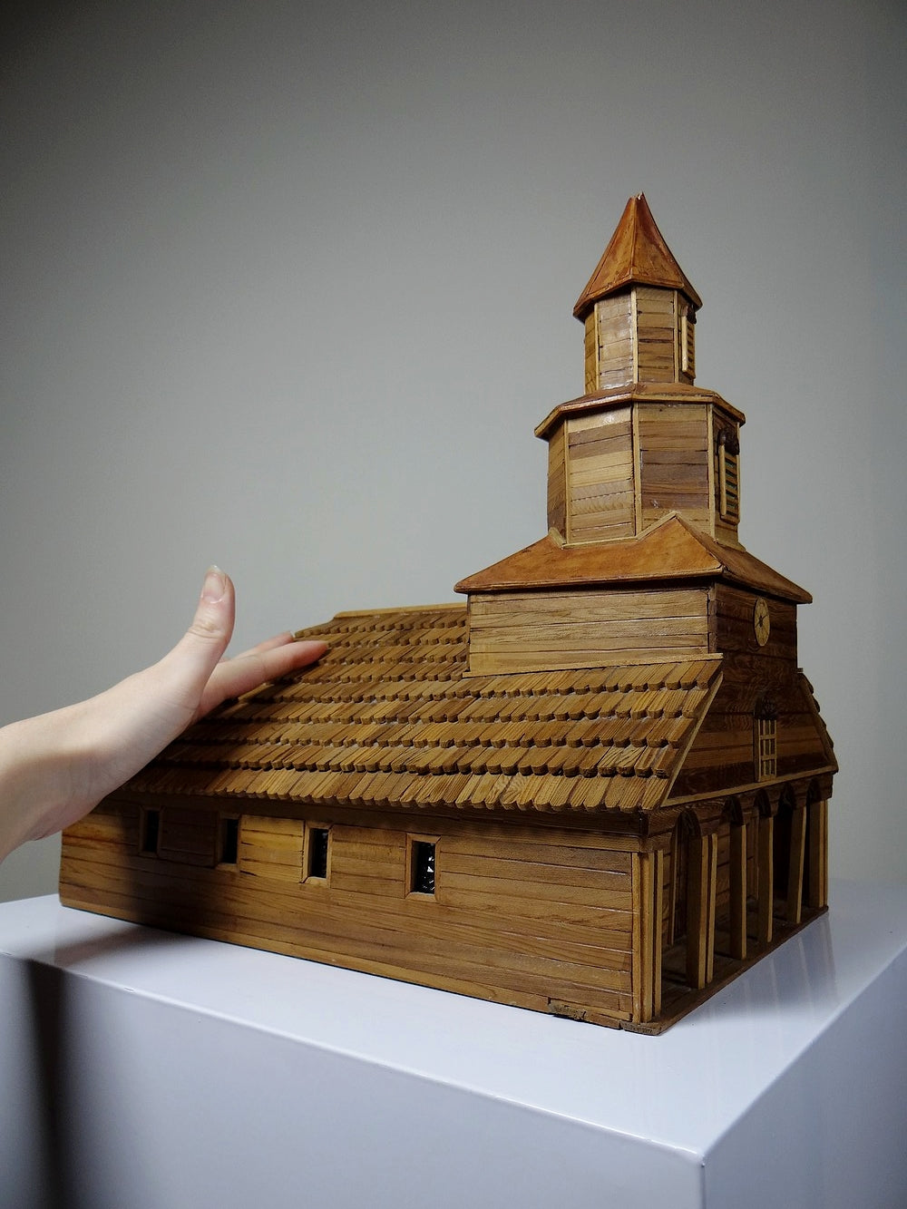 Vintage Kirchenmodell Iglesia Nercon Chiloe Chile Holz, Papier, Glas, grün, braun