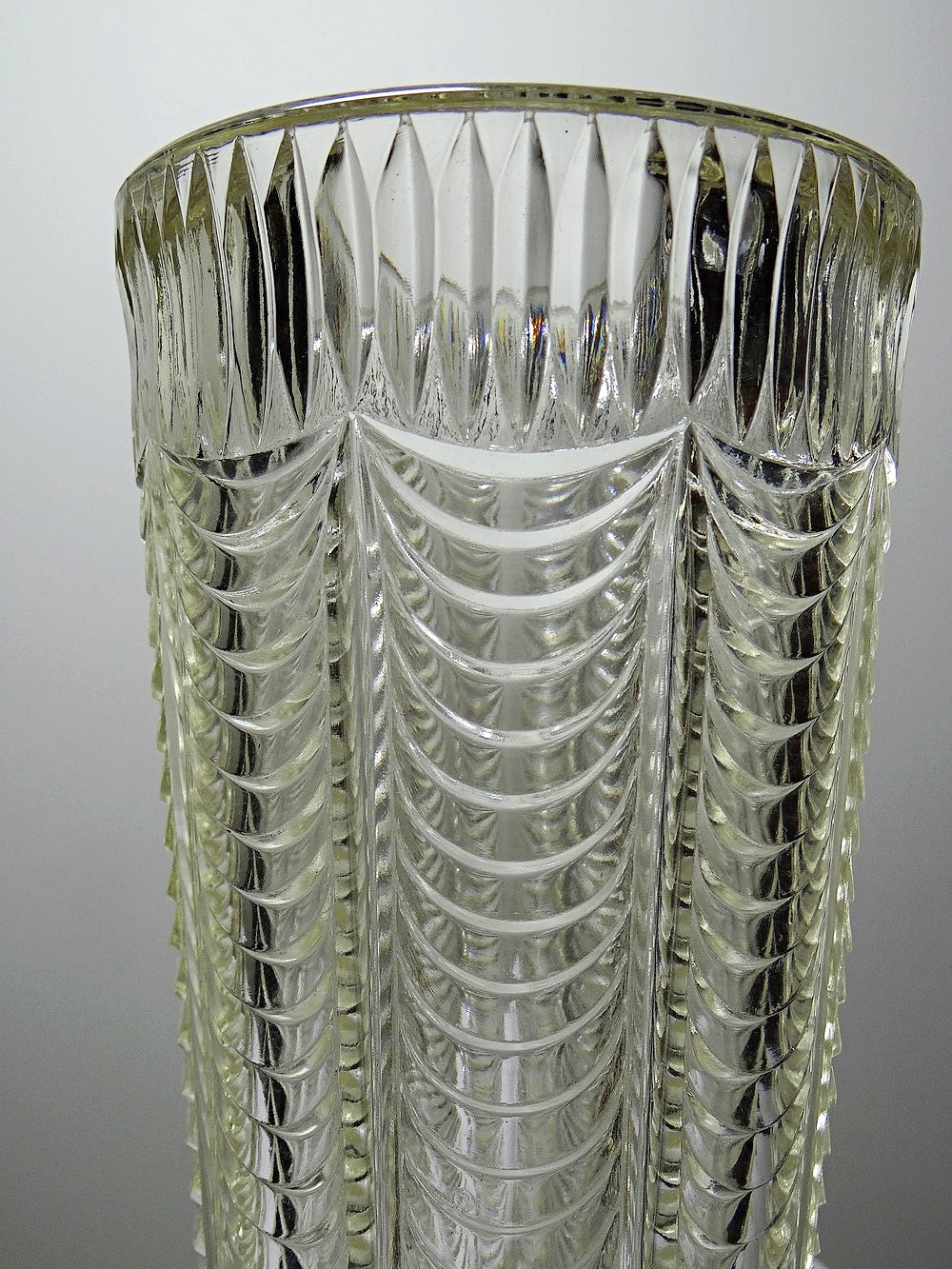 Vintage Vase aus italienischem Pressglas drapiertes Dekor gelb transparent