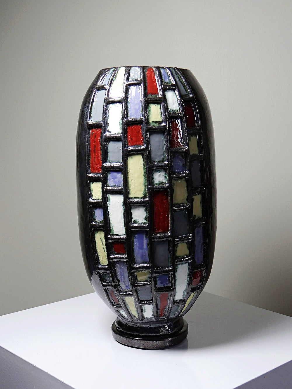 Vintage modernistische Vase aus schwarz glasierter Kunstkeramik