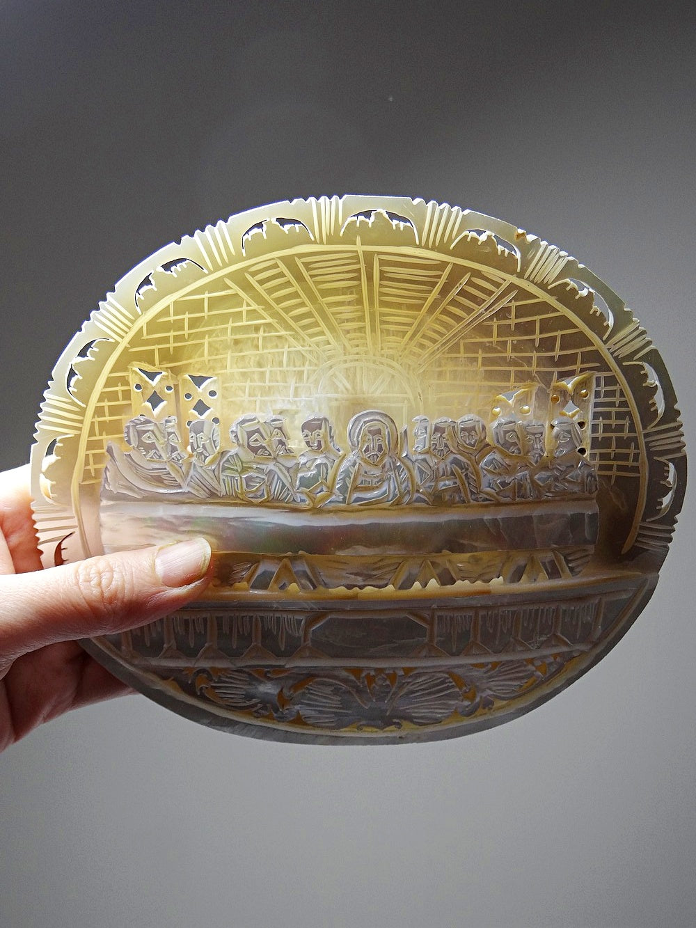 Vintage Votivtafel "The Last Supper" aus Bethlehem, Perlmutt geschnitzt und durchbrochen