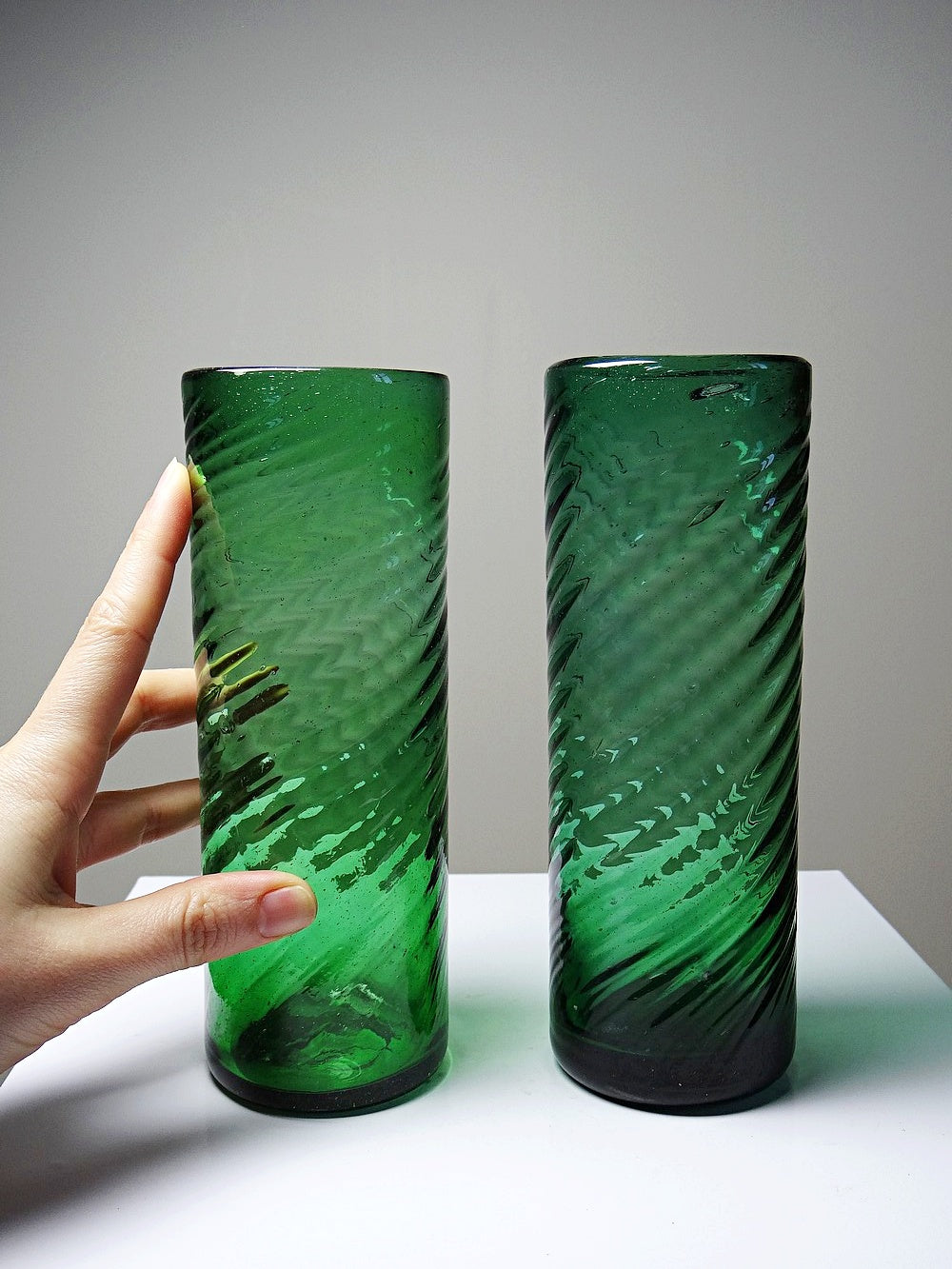 Vintage Glas Set von 2 grün gedrehtes mexikanisches mundgeblasenes Glas, groß