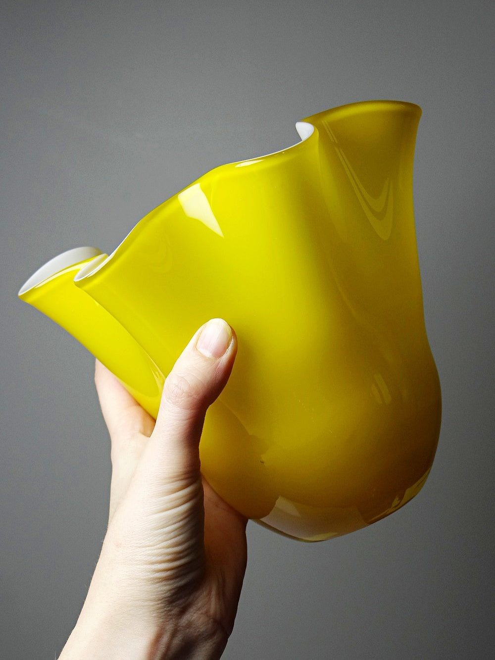 Vintage Vase Fazzoletto Murano gelb opalin, im Stil von Fulvio Bianconi