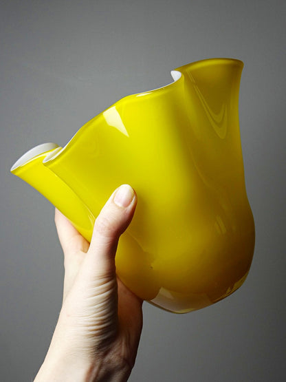 Vintage Vase Fazzoletto Murano gelb opalin, im Stil von Fulvio Bianconi