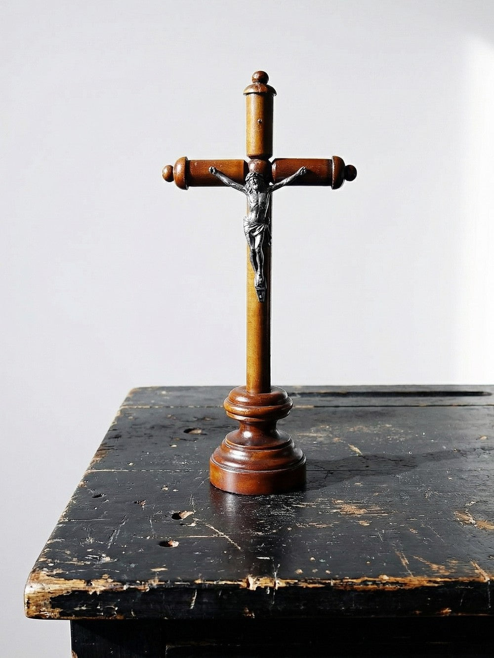 Vintage Altarkruzifix aus gedrechseltem Holz mit versilberter Christusfigur