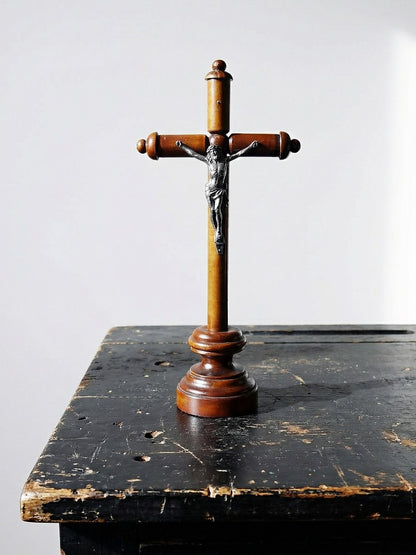 Vintage Altarkruzifix aus gedrechseltem Holz mit versilberter Christusfigur