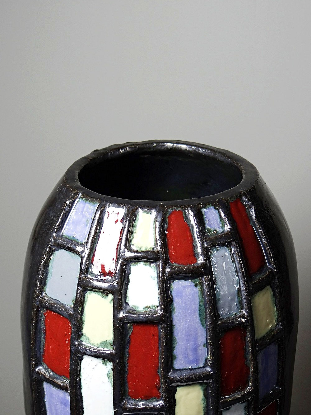 Vintage modernistische Vase aus schwarz glasierter Kunstkeramik