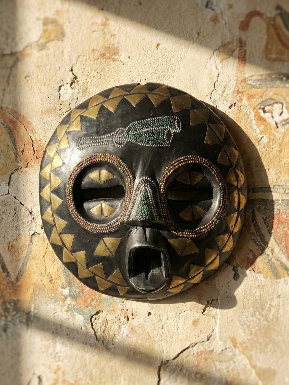 Vintage Maske Lune Africain Luba Baluba aus Kongo Holz mit Glasperlen und Messingdekor