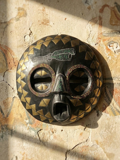 Vintage Maske Lune Africain Luba Baluba aus Kongo Holz mit Glasperlen und Messingdekor