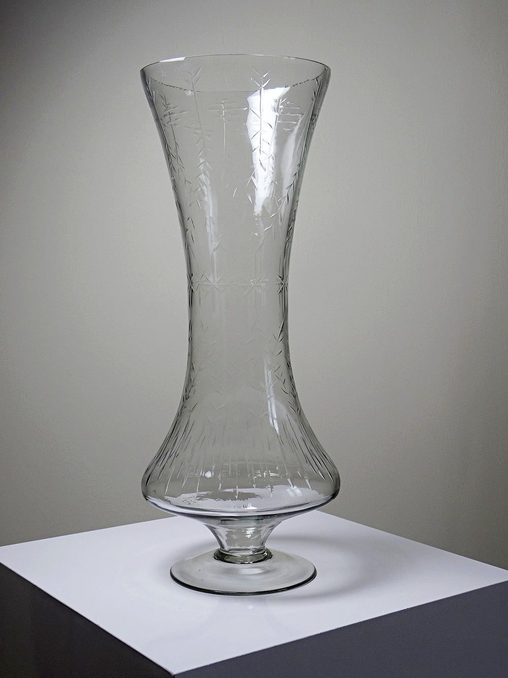Vintage Vase graviertes mundgeblasenes Glas durchsichtig, sehr groß, antiker Stil