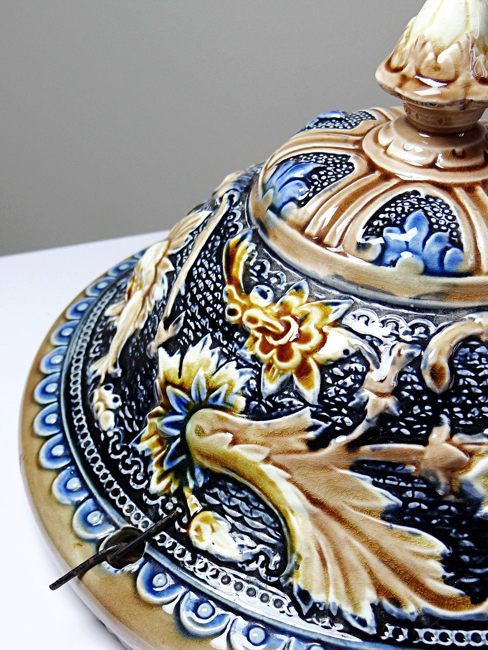 Vintage Hängepflanzer Art Nouveau barbotine beige von Unbekanntes für Unbekanntes J Marke
