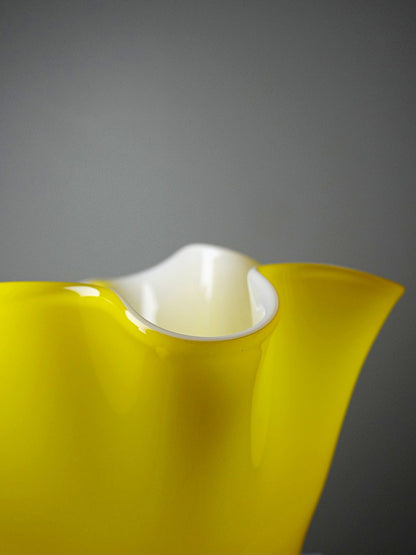 Vintage Vase Fazzoletto Murano gelb opalin, im Stil von Fulvio Bianconi