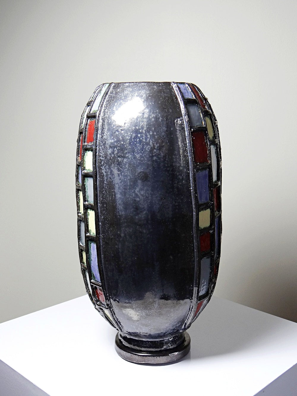 Vintage modernistische Vase aus schwarz glasierter Kunstkeramik