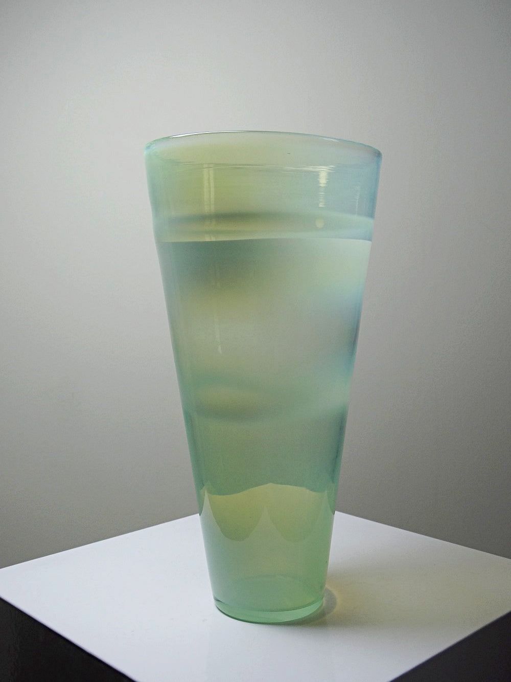 Vintage Vase im Kosta Boda Stil, opalinblaues Glas, handgeblasen