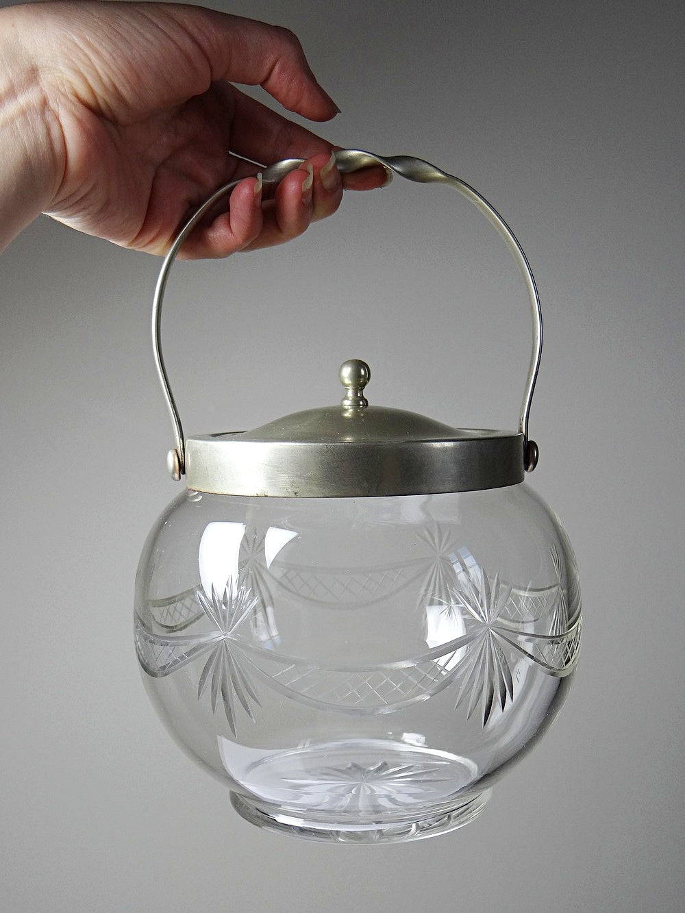 Vintage Bonbonniere aus graviertem böhmischem Kristall und versilbertem Metall