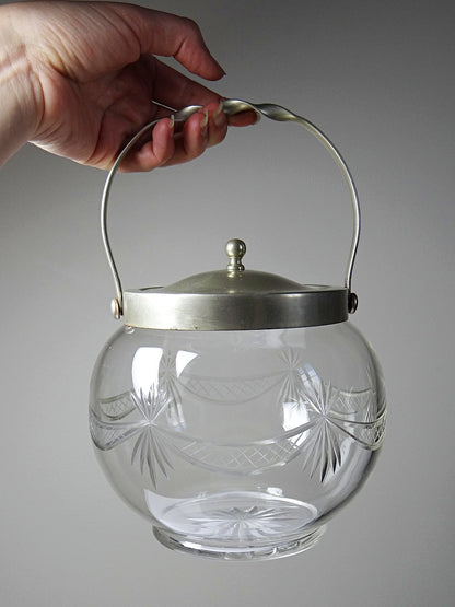 Vintage Bonbonniere aus graviertem böhmischem Kristall und versilbertem Metall